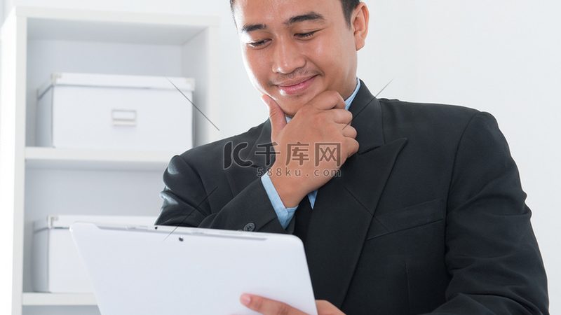 选择厂家直销的网店装修材质，有以下几点优势：
